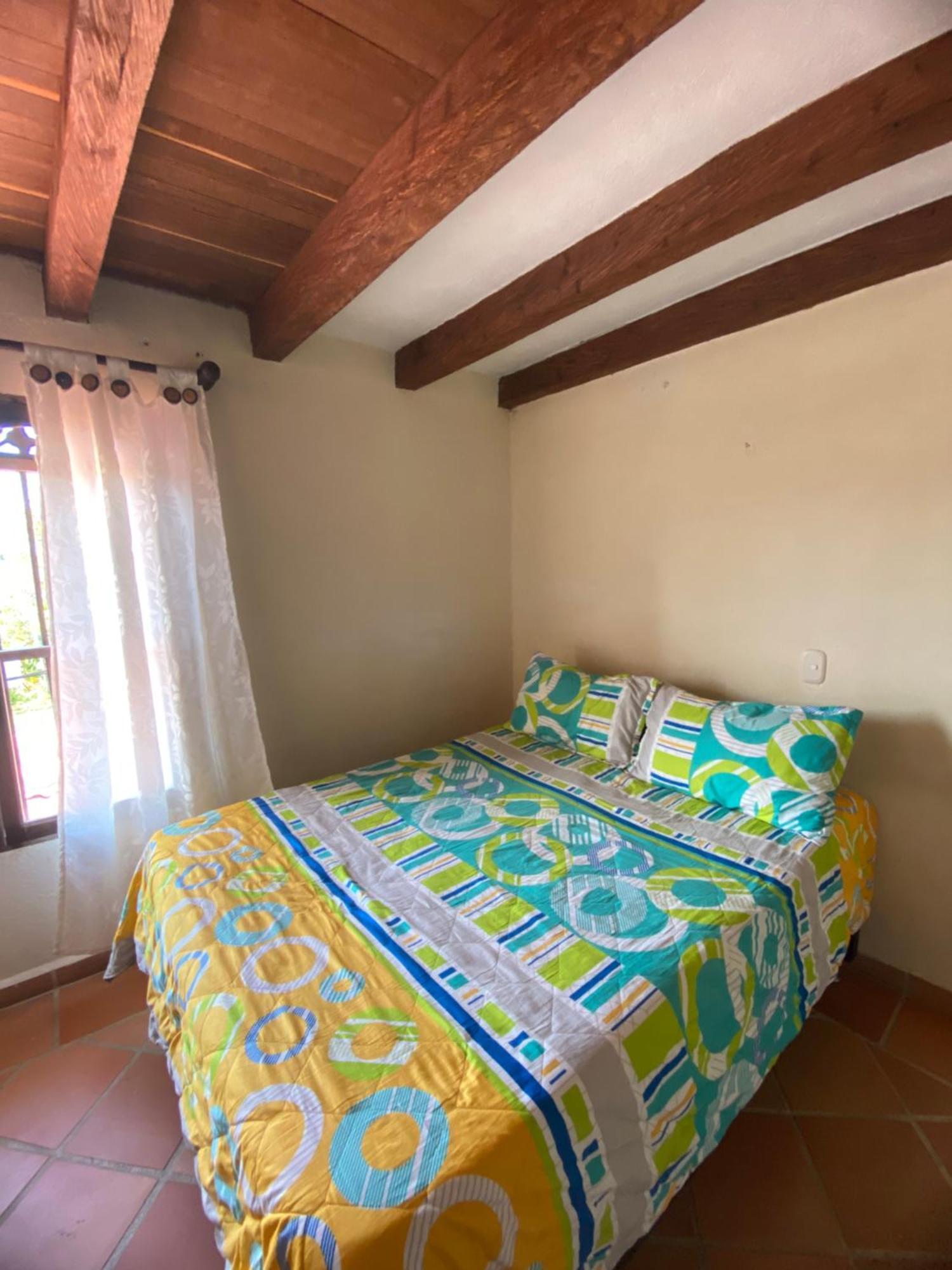 Гостевой дом Oak Tree House Гуатапе Экстерьер фото