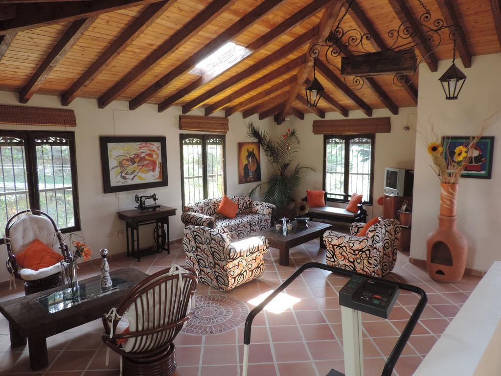 Гостевой дом Oak Tree House Гуатапе Экстерьер фото