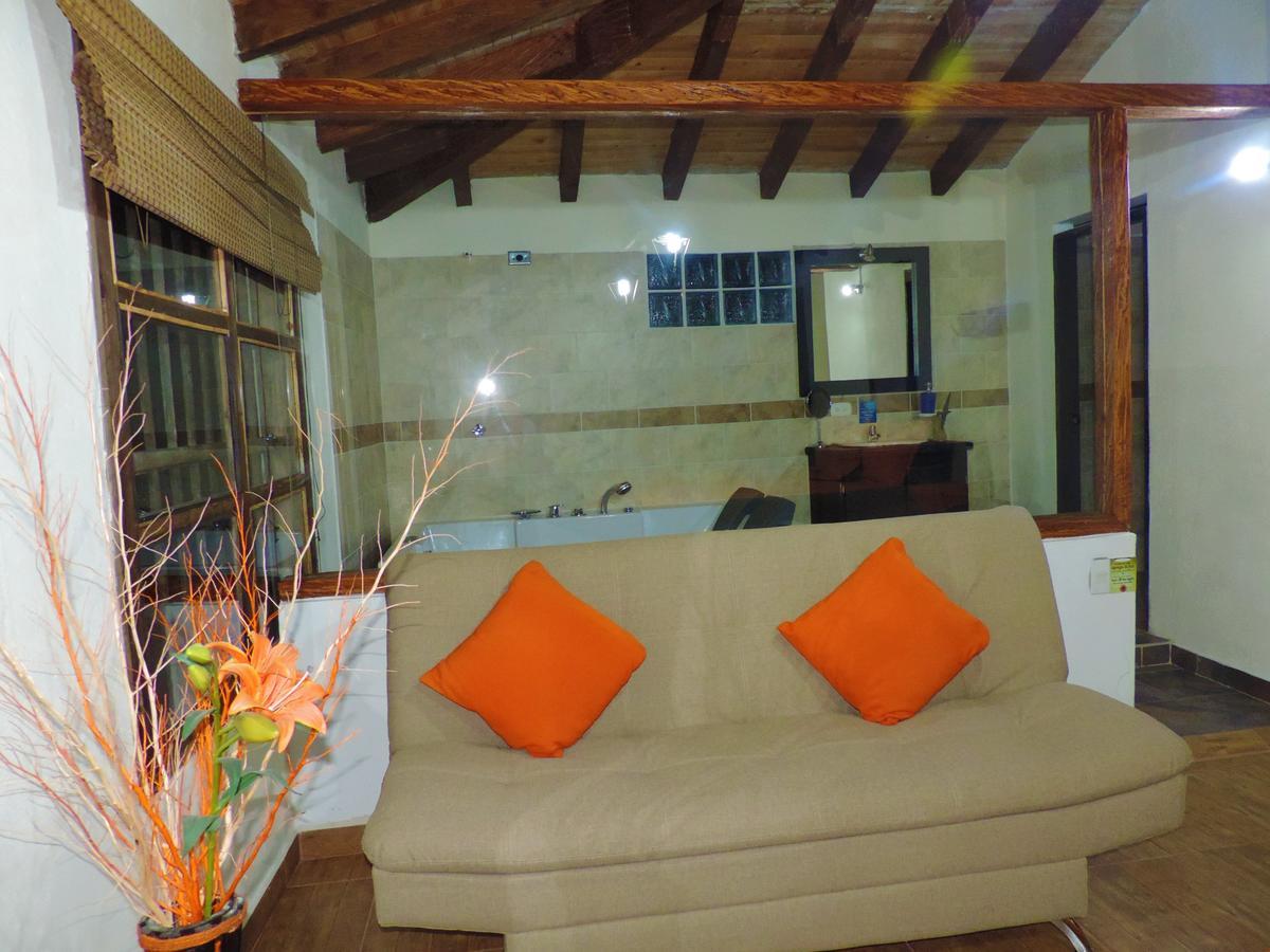 Гостевой дом Oak Tree House Гуатапе Экстерьер фото